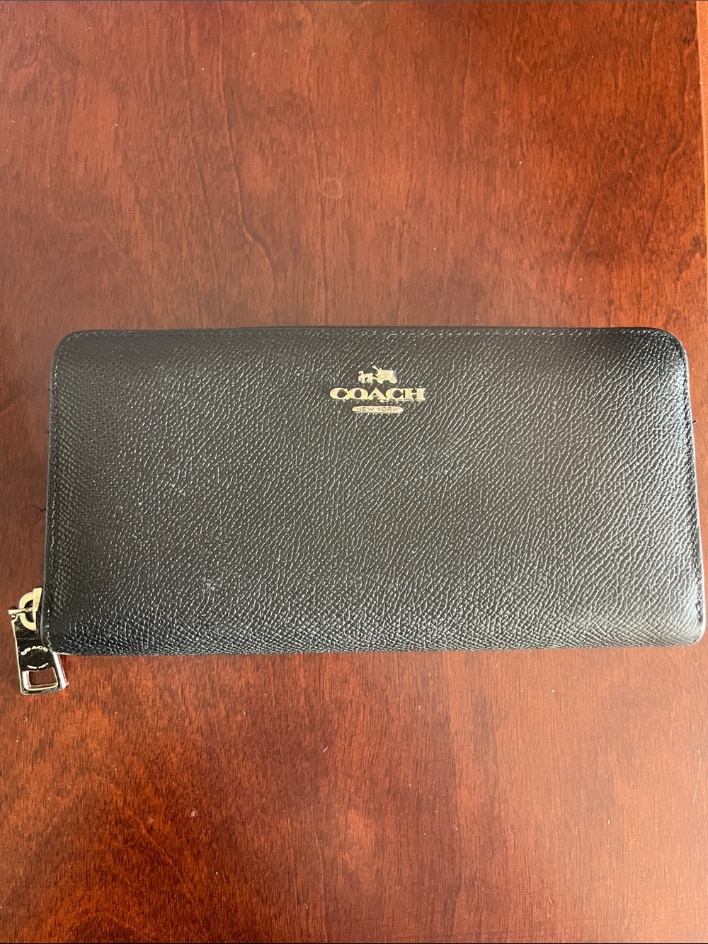 COACH | Continental Pebbled Leather Zipper Wallet